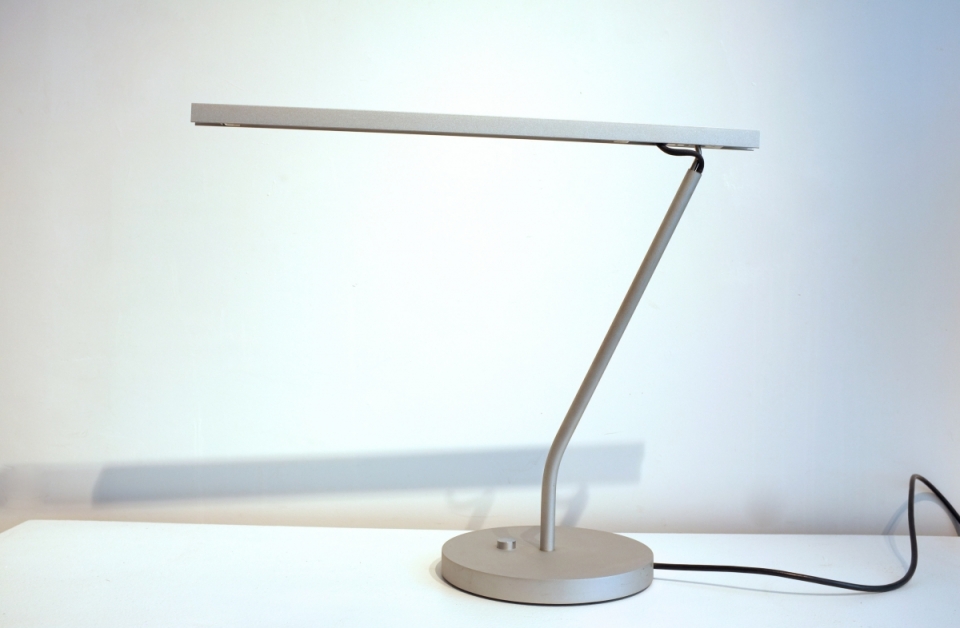 maarten-van-severen-u-line-desk-lamp-bureau.jpg