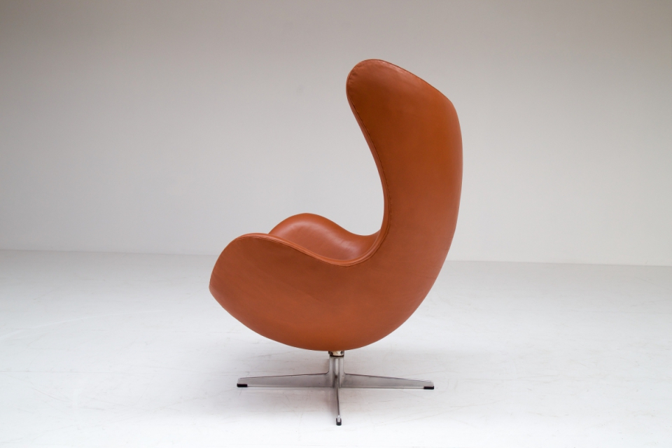 egg-chair-original-arne-jacobsen-gallery-vanlandschoote.jpg