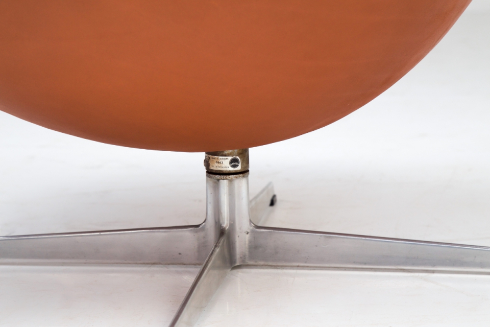 egg-chair-original-arne-jacobsen-gallery-vanlandschoote.jpg