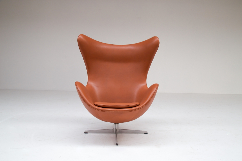 egg-chair-original-arne-jacobsen-gallery-vanlandschoote.jpg