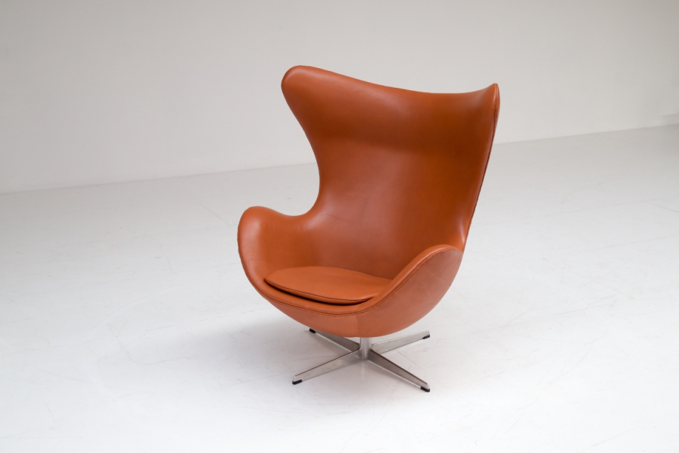 egg-chair-original-arne-jacobsen-gallery-vanlandschoote.jpg