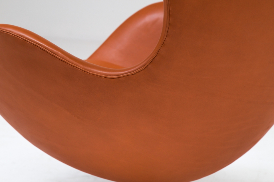 egg-chair-original-arne-jacobsen-gallery-vanlandschoote.jpg