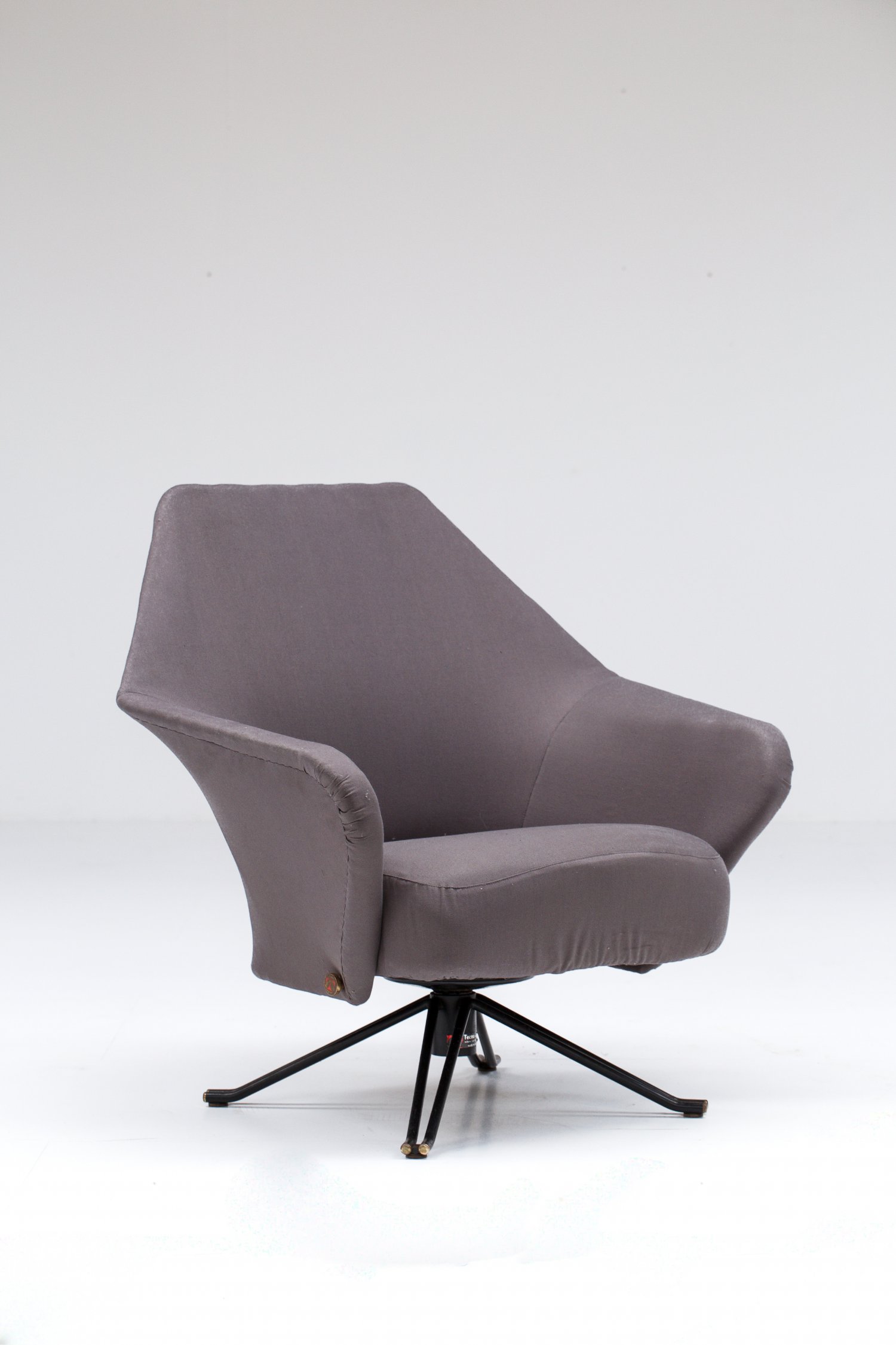 P32 lounge chair Osvaldo Borsani