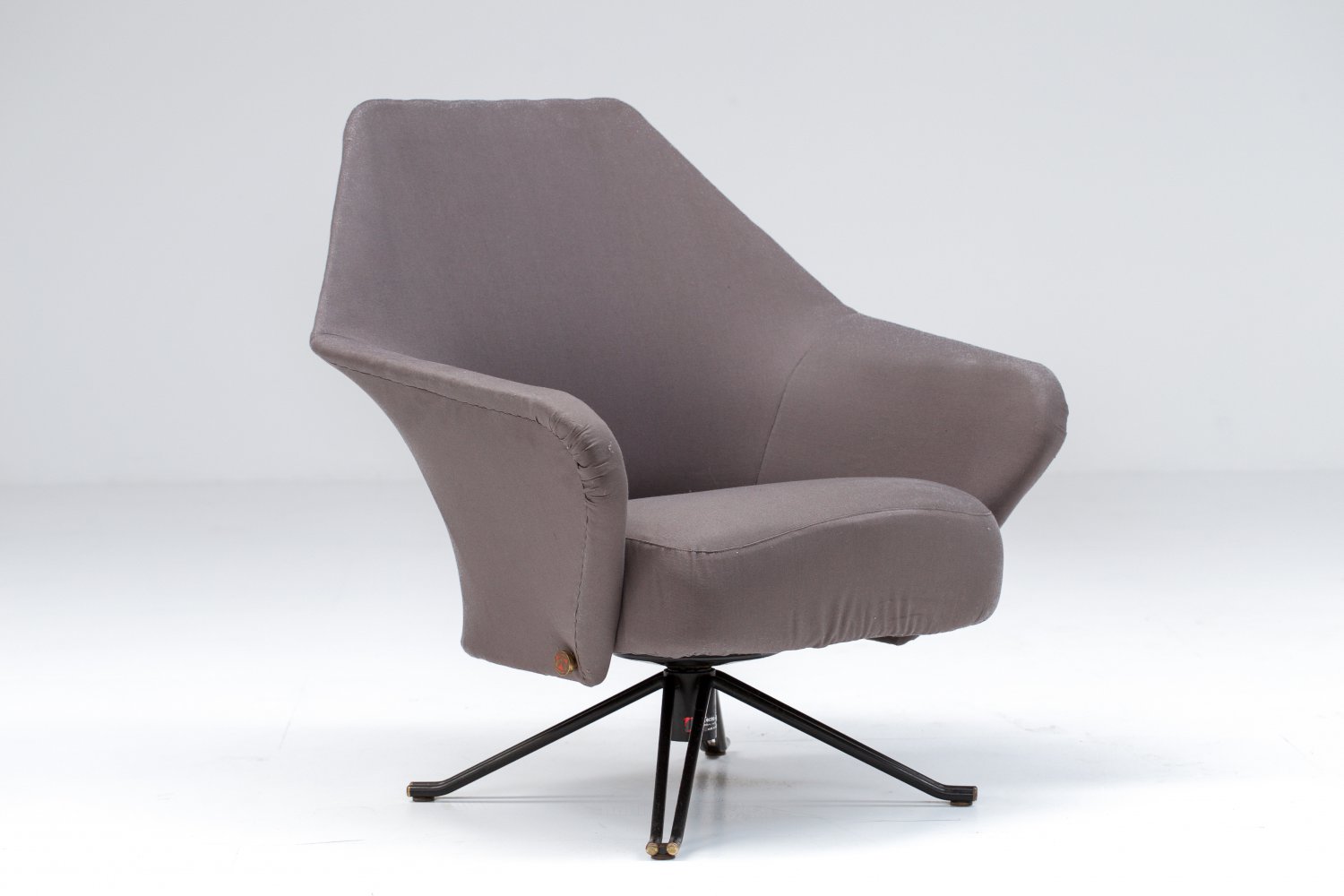 P32 lounge chair Osvaldo Borsani