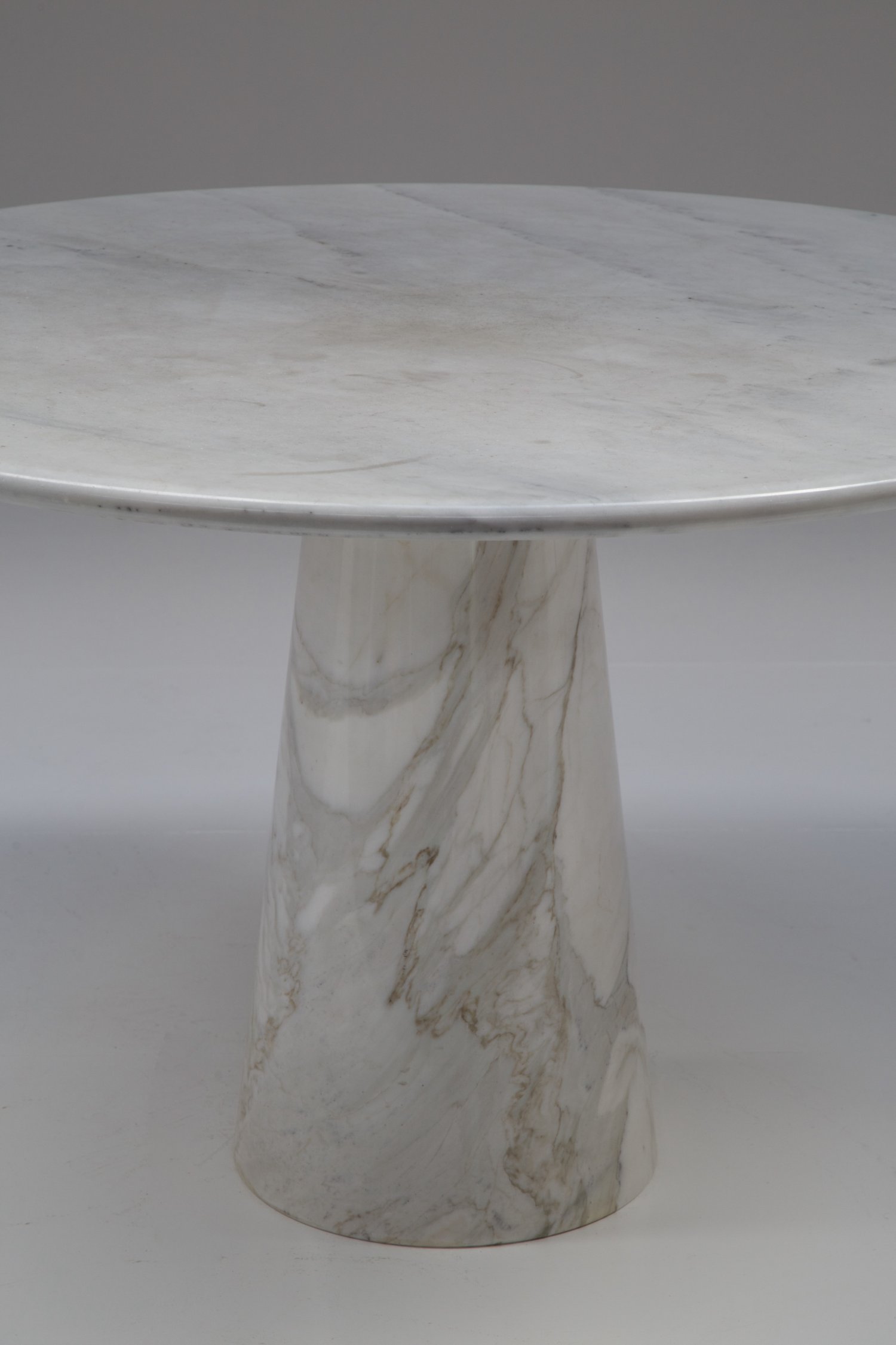 Italian dining table in marble.