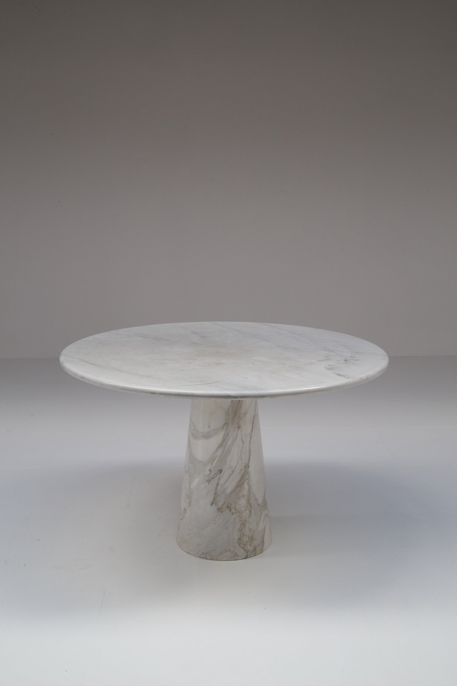 Italian dining table in marble.