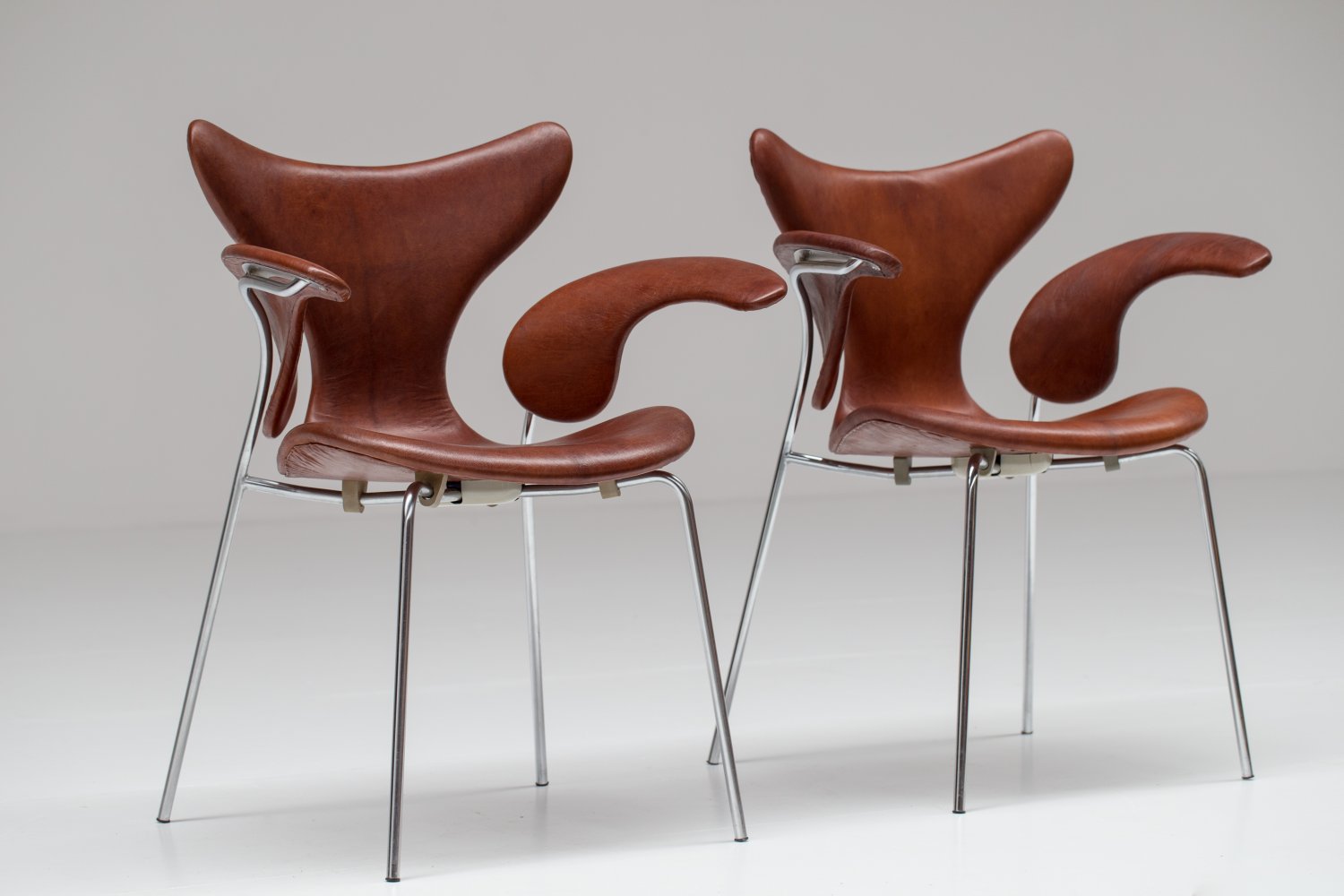Pair of leather seagull chairs by Arne Jacobsen 
