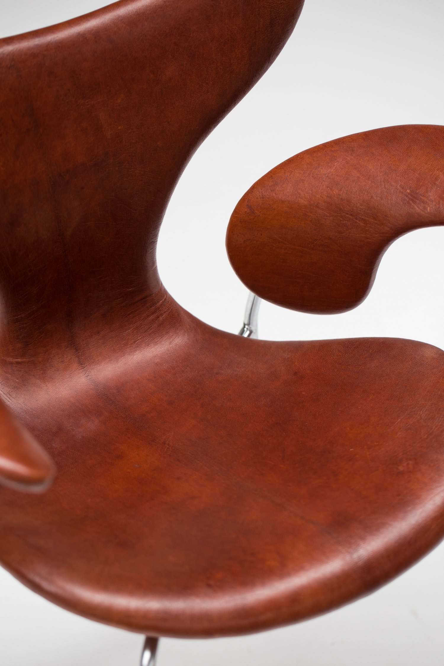 Pair of leather seagull chairs by Arne Jacobsen 