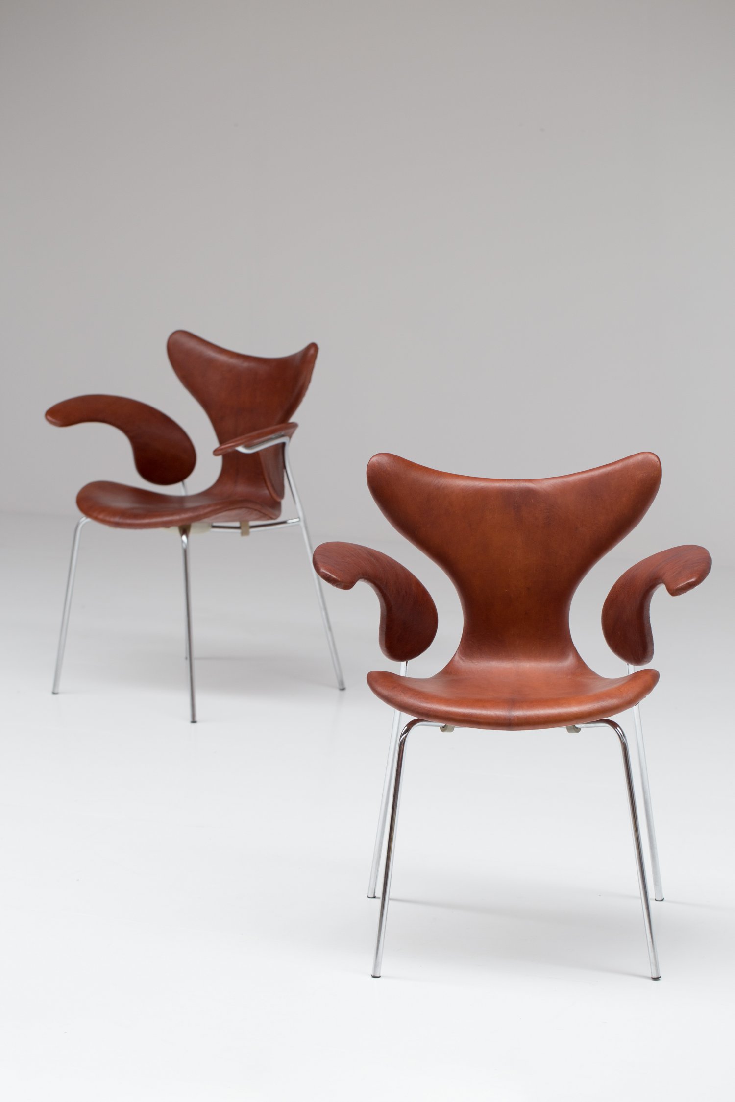 Pair of leather seagull chairs by Arne Jacobsen 