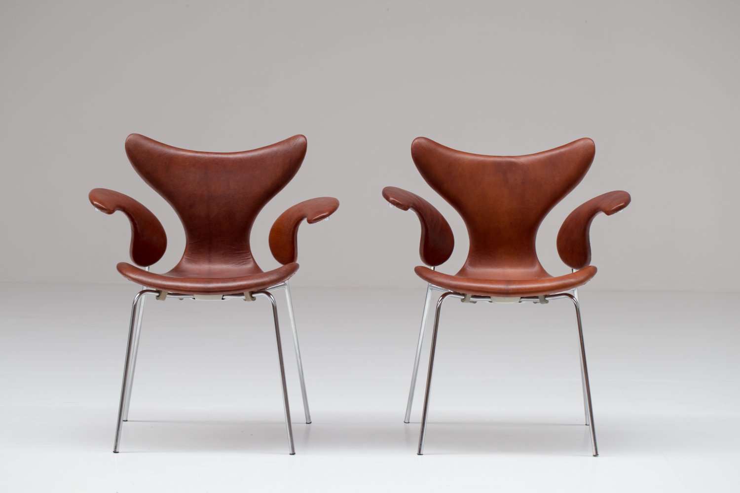 Pair of leather seagull chairs by Arne Jacobsen 