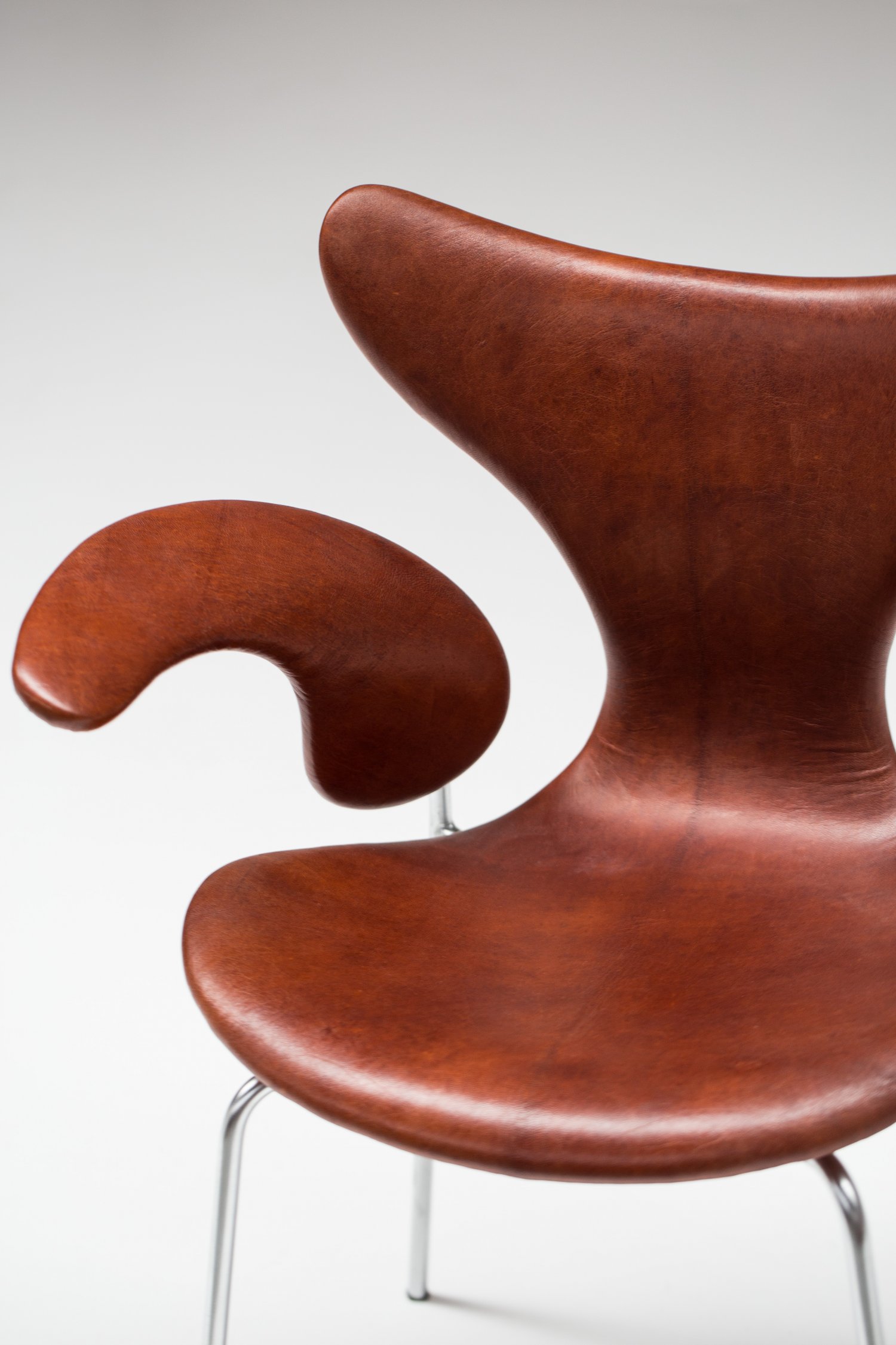 Pair of leather seagull chairs by Arne Jacobsen 