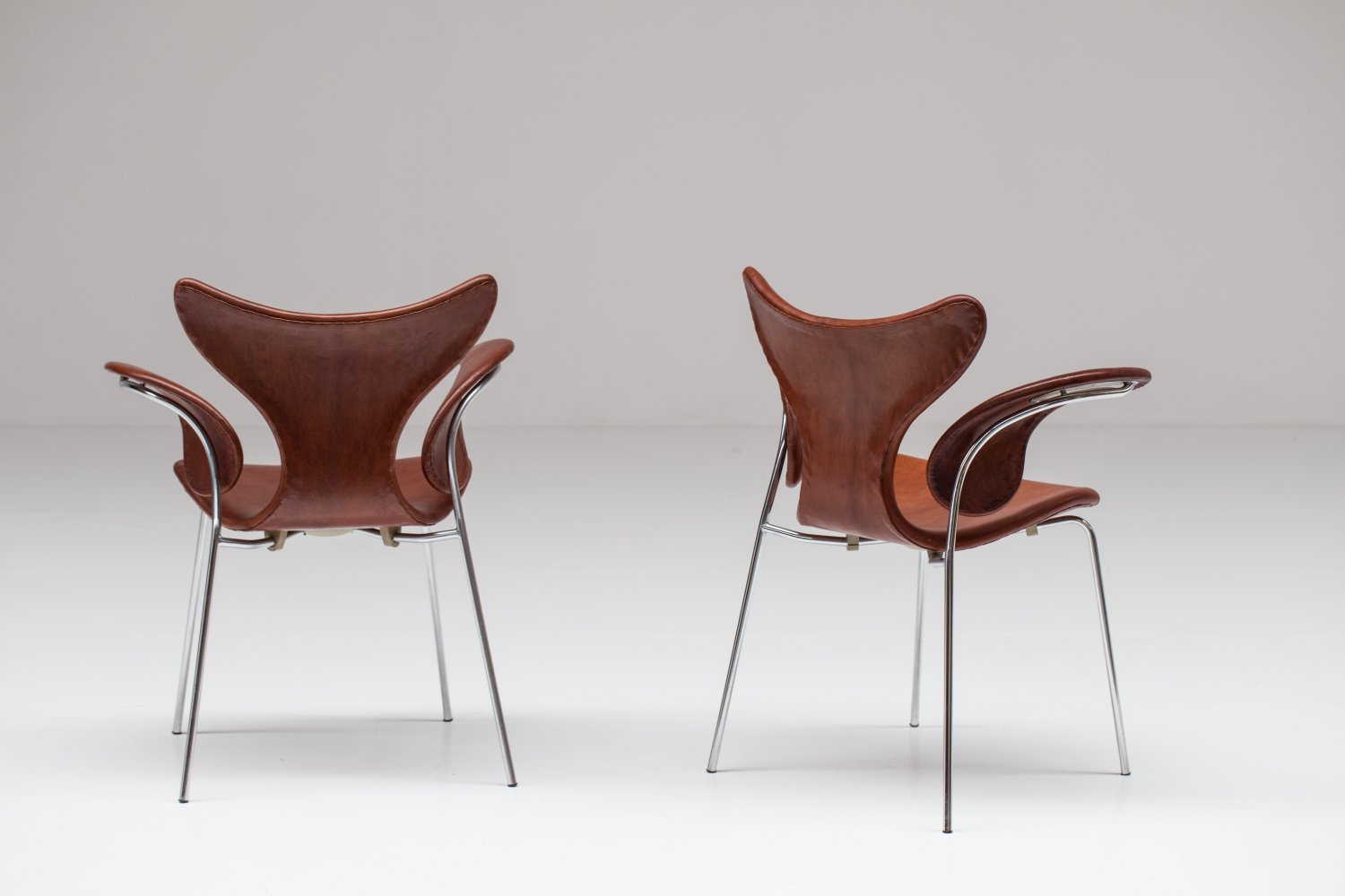 Pair of leather seagull chairs by Arne Jacobsen 