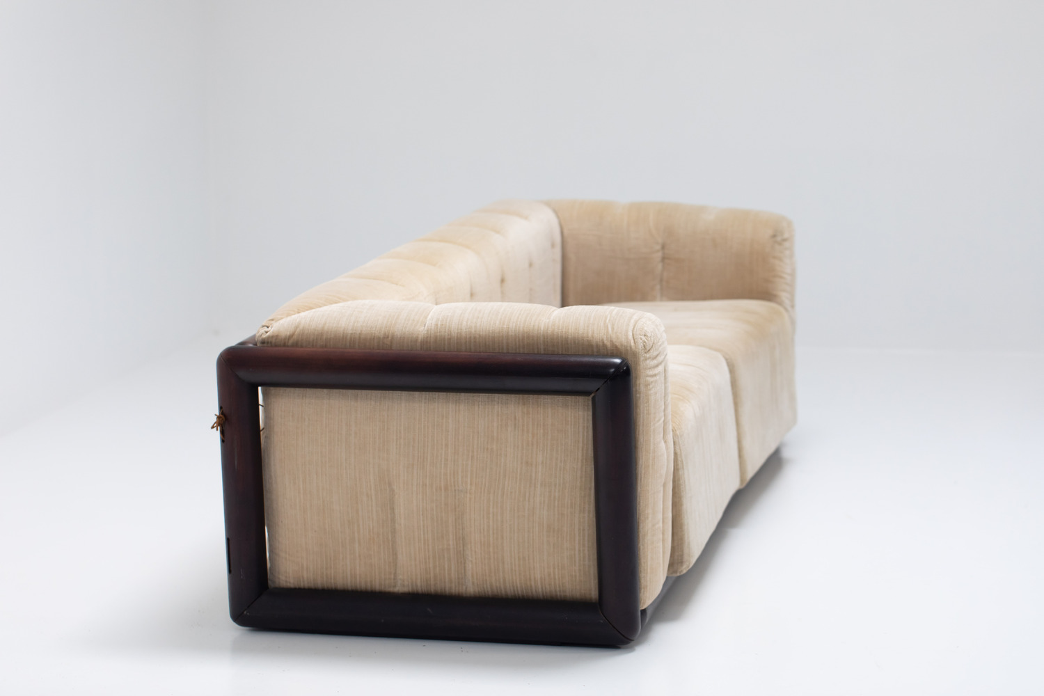 Cornaro sofa by Carlo Scarpa 