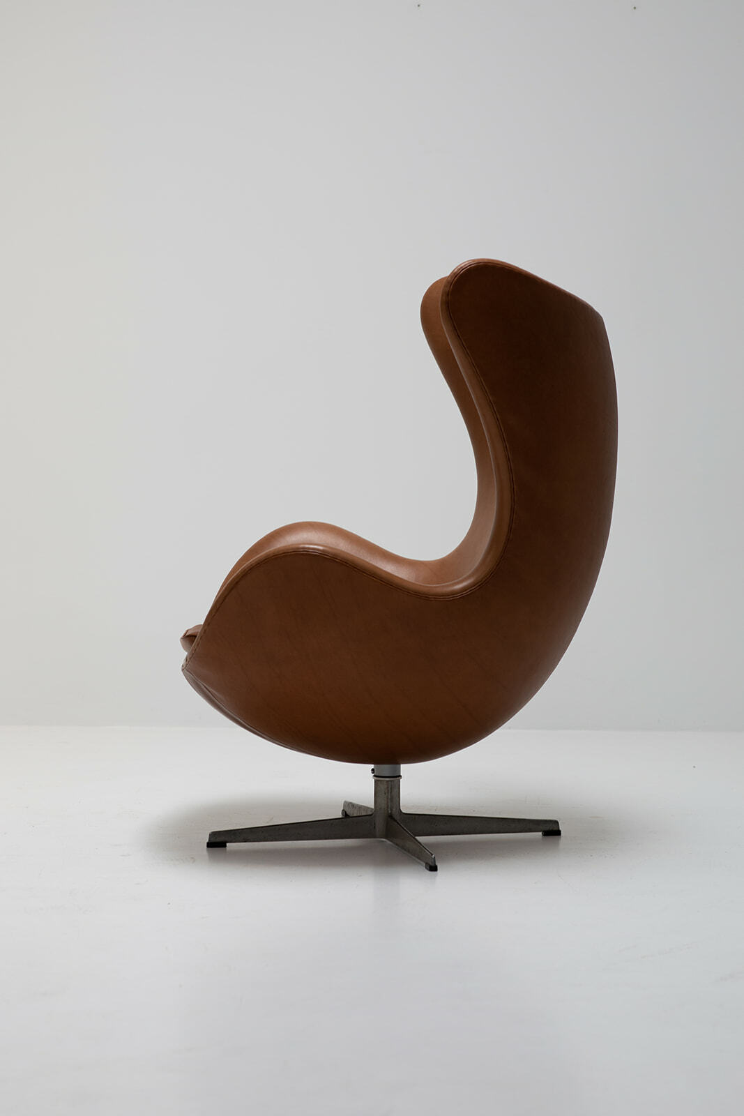 Arne Jacobsen egg chair and footstool