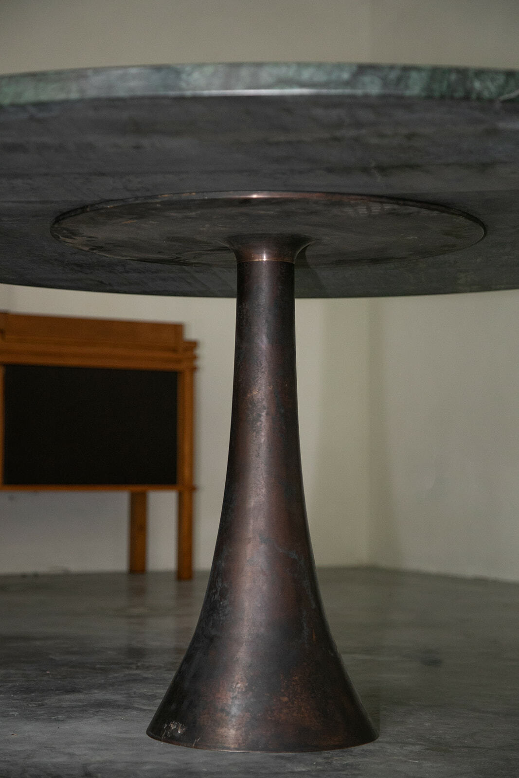 Angelo Mangiarotti table with bronze base and Verde Alpi marble / Bernini